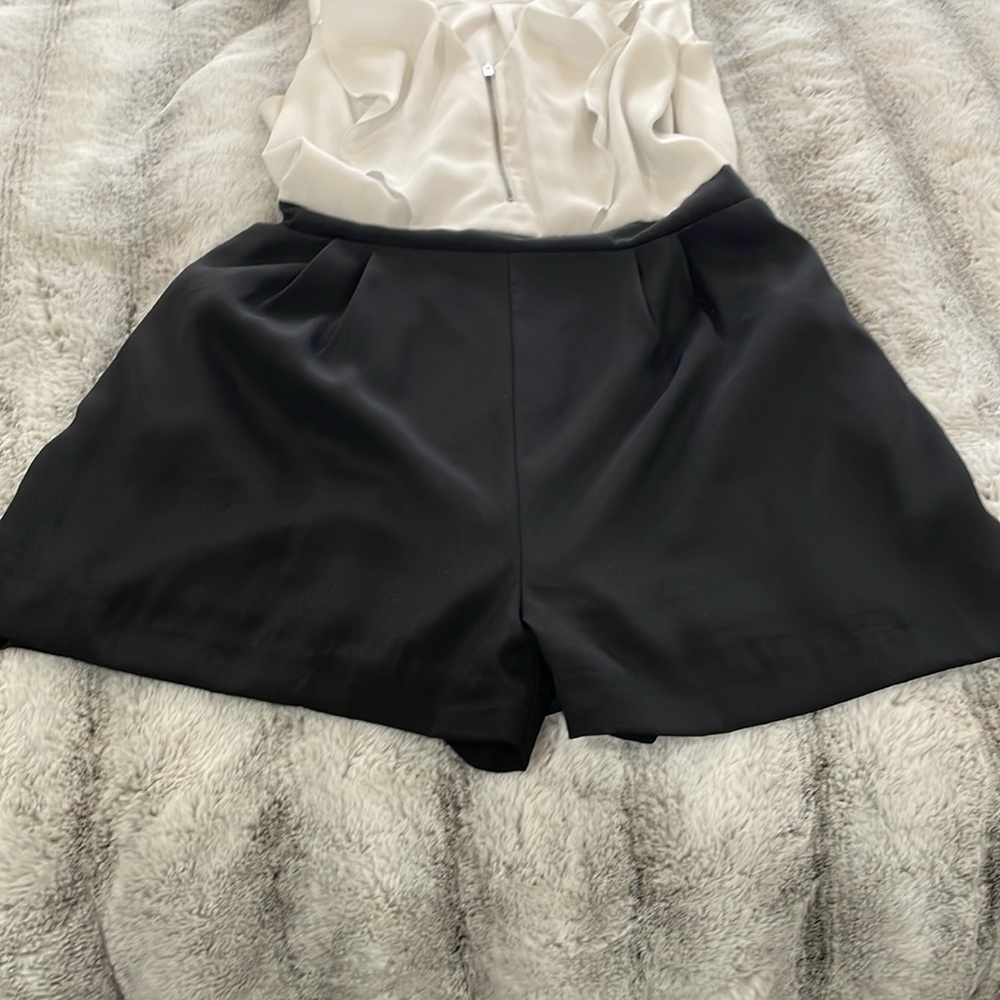 EXPRESS ROMPER WITH POCKETS!!! - Picture 5 of 6